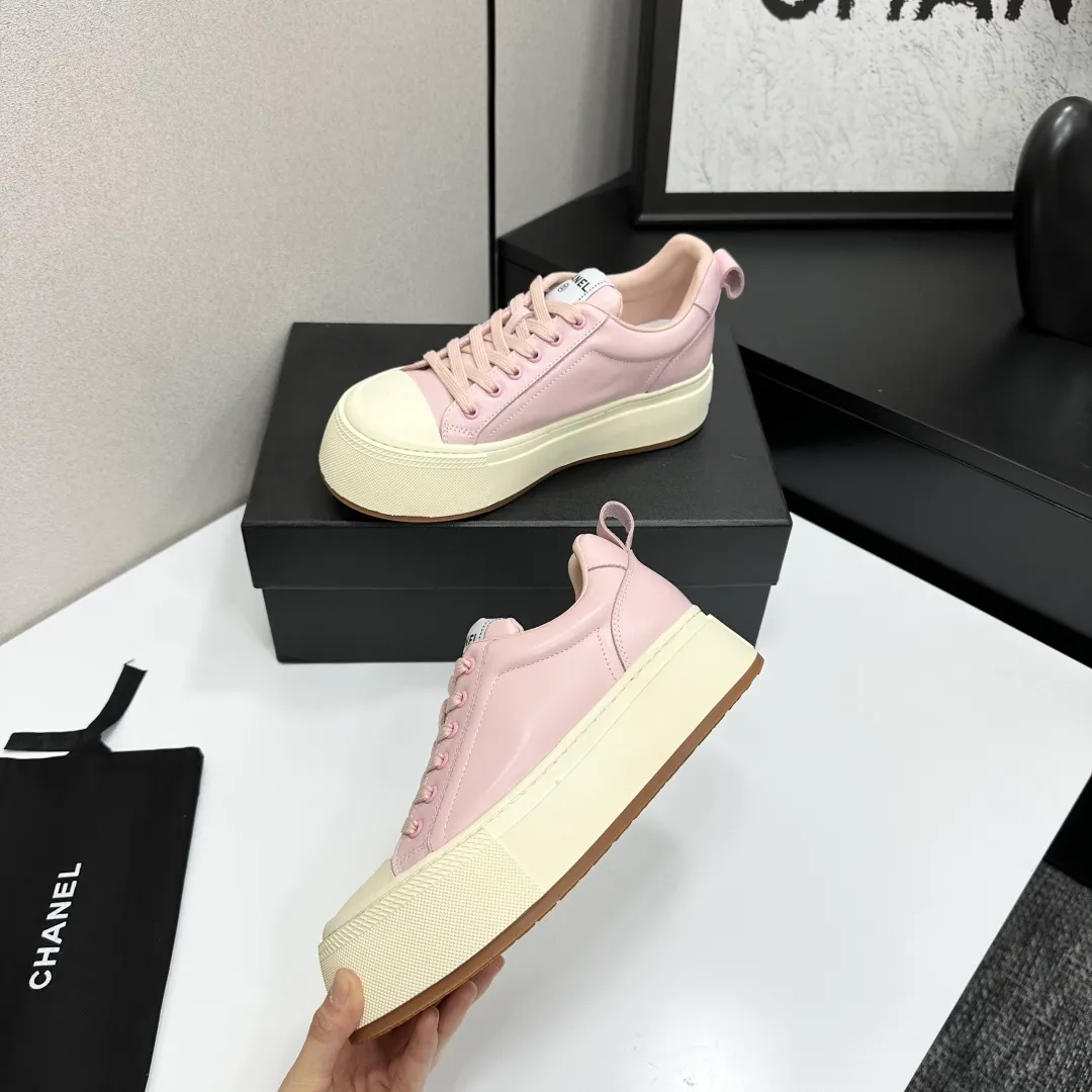 👟👟Ex-factory price 560👟👟Chanel Panda Shoes! 2025 counter's top casual sports shoes. This classic design; the upper is electro-embroidered with a variety of techniques; the outsole is fashionable and sporty; the unusual inclusion of a variety of color matching elements... The diversified mix and match is very good-looking and versatile, and can be used for leisure, fashion, sports, and outdoor... ꫛꫀꪝ Go➫ Materials: ❶Upper made of: original imported first-layer silk cowhide + original waterproof cloth + original first-layer cowhide ❷Inner lining: Breathable mesh ❸ Outsole based on: original TPU combination outsole, full set of boutique packaging for women 35–41
